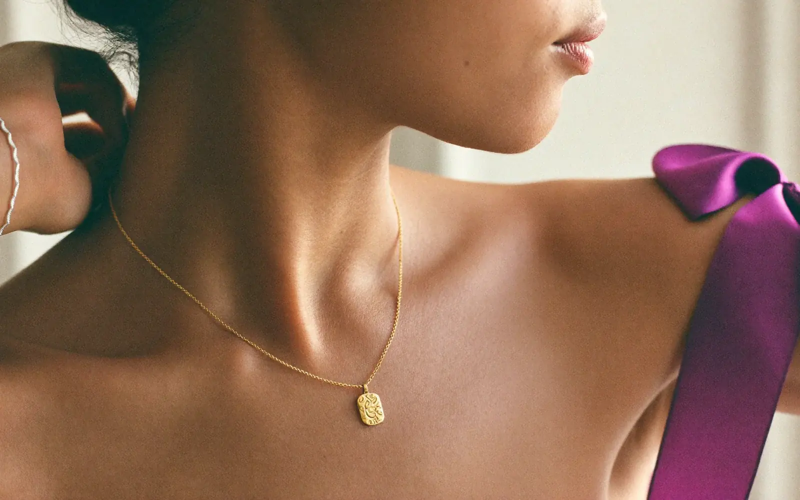 Mujer con un collar LIRIO grabado con la palabra Valiente